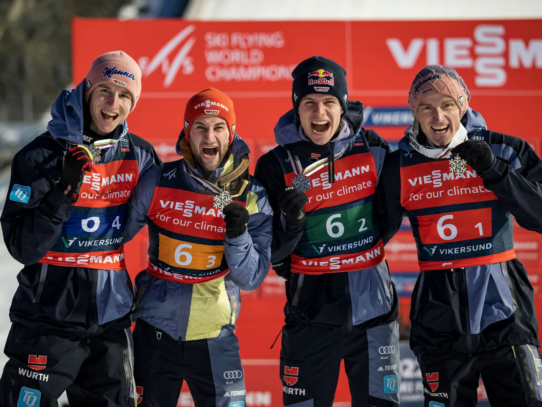 Severin Freund bejubelt mit seinen Kollegen die Silbermedaille bei der Skiflug-WM 2022.