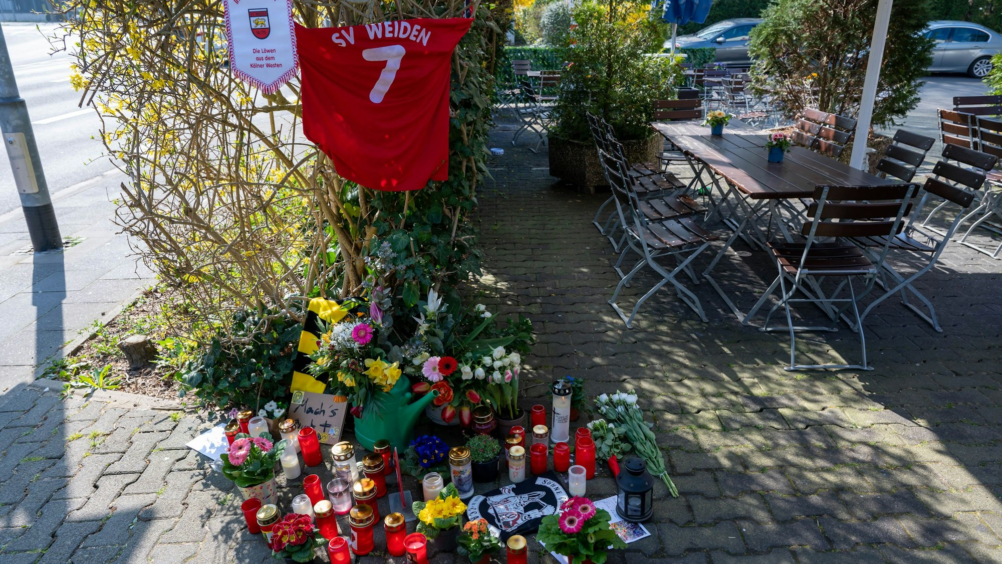 Blumen und Kerzen für den toten Gastwirt in Köln-Weiden.