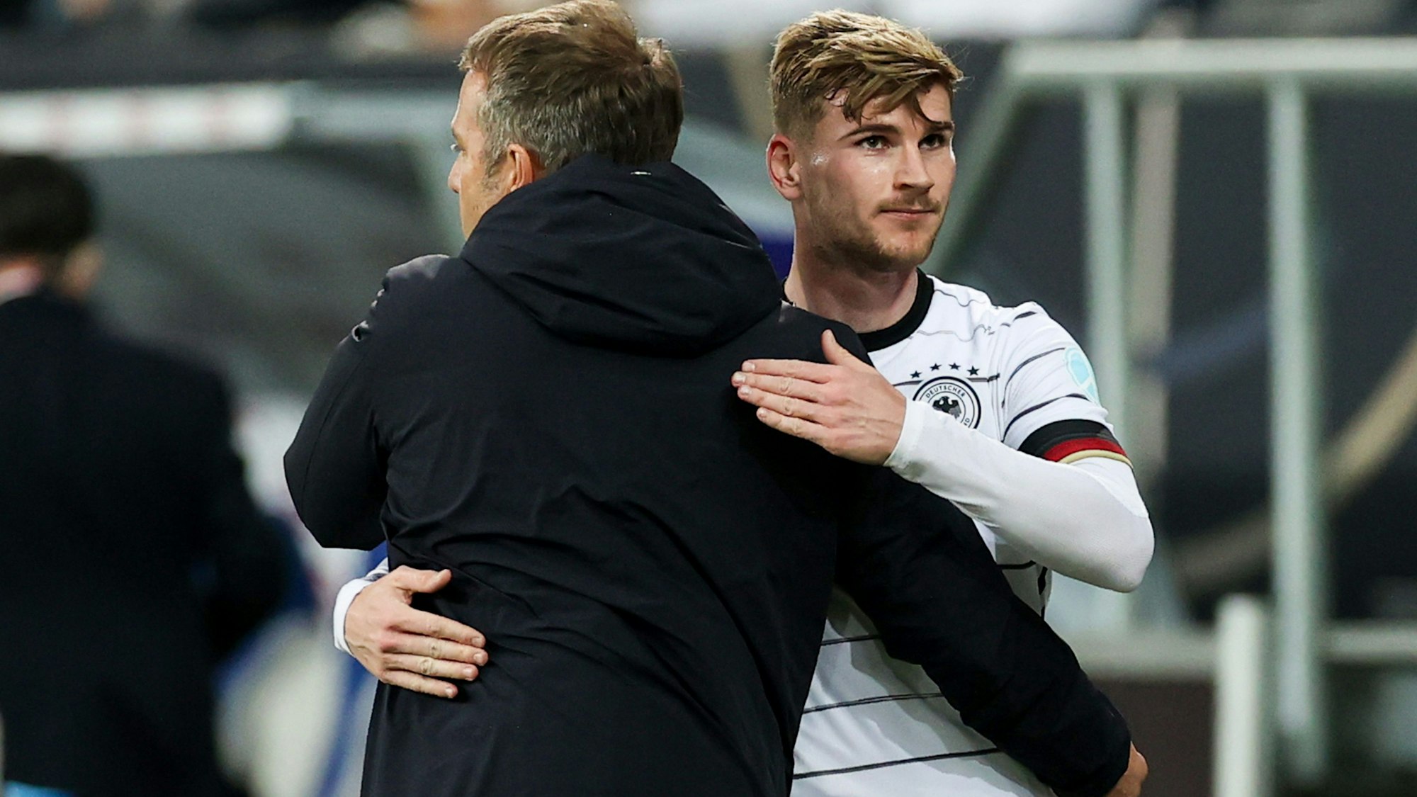 Deutschlands Trainer Hans-Dieter Flick (l) und Deutschlands Timo Werner nach dessen Auswechselung.