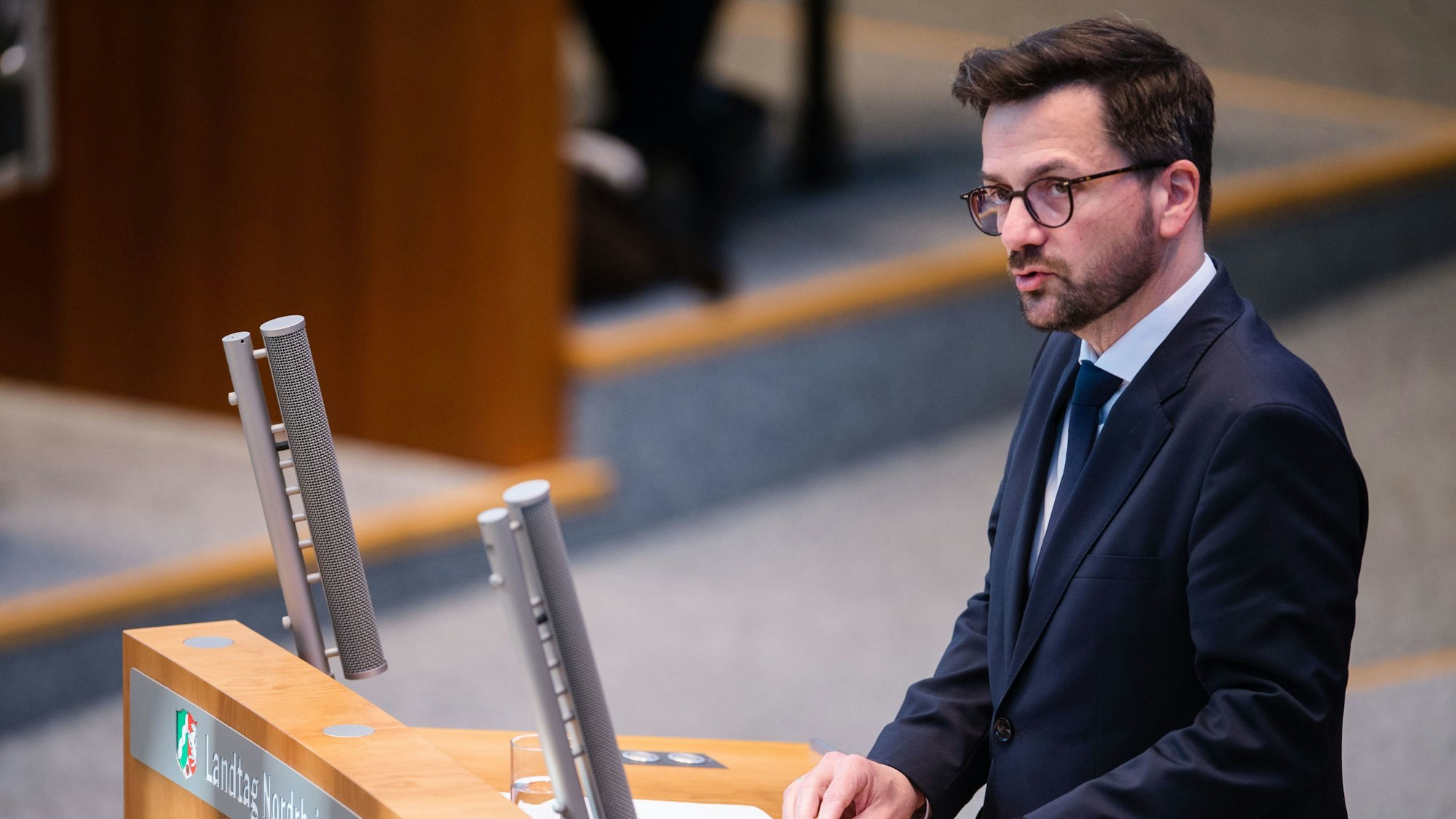 Thomas Kutschaty (SPD) redet im NRW-Landtag am Pult.