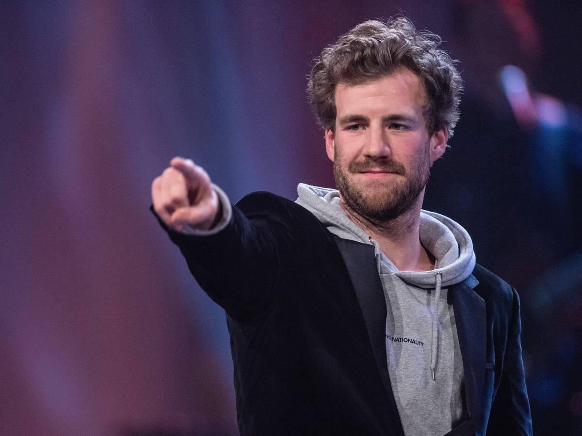 Luke Mockridge, Comedian, nimmt an der Verleihung der Grimme-Preise im Jahr 2019 teil. Er zeigt mit dem Finger auf jemanden oder etwas.