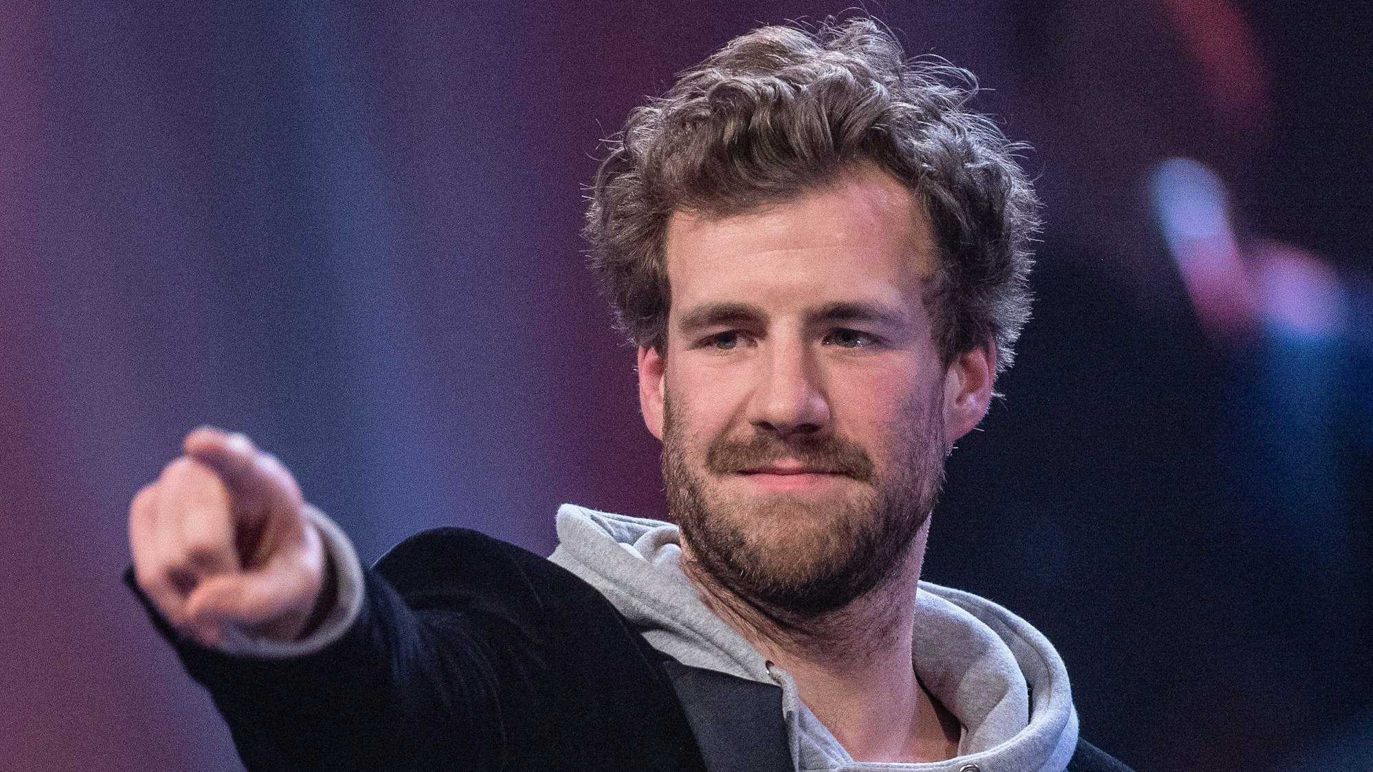 Luke Mockridge, Comedian, nimmt an der Verleihung der Grimme-Preise im Jahr 2019 teil. Er zeigt mit dem Finger auf jemanden oder etwas.