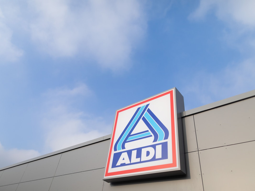 Blick auf das Logo von Aldi Nord an einem Aldi-Markt.