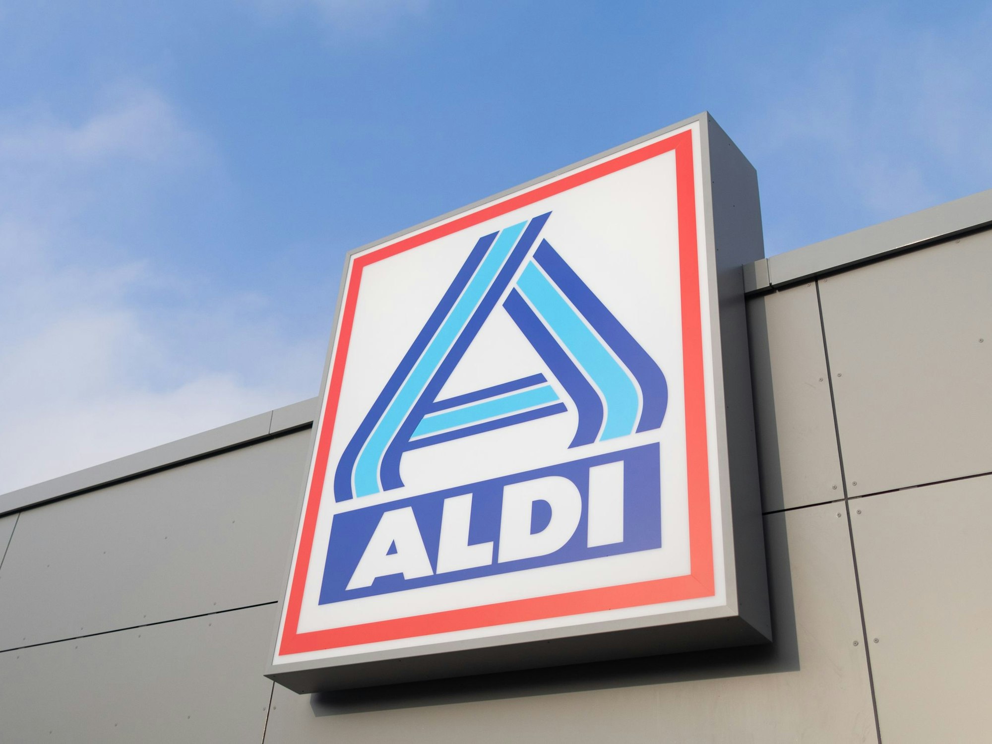 Blick auf das Logo von Aldi Nord an einem Aldi-Markt.