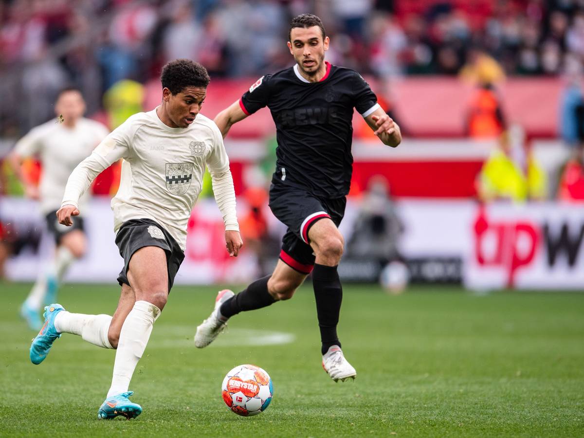 Leverkusens Amine Adli (l) spielt im Laufduell mit Ellyes Skhiri den Ball.