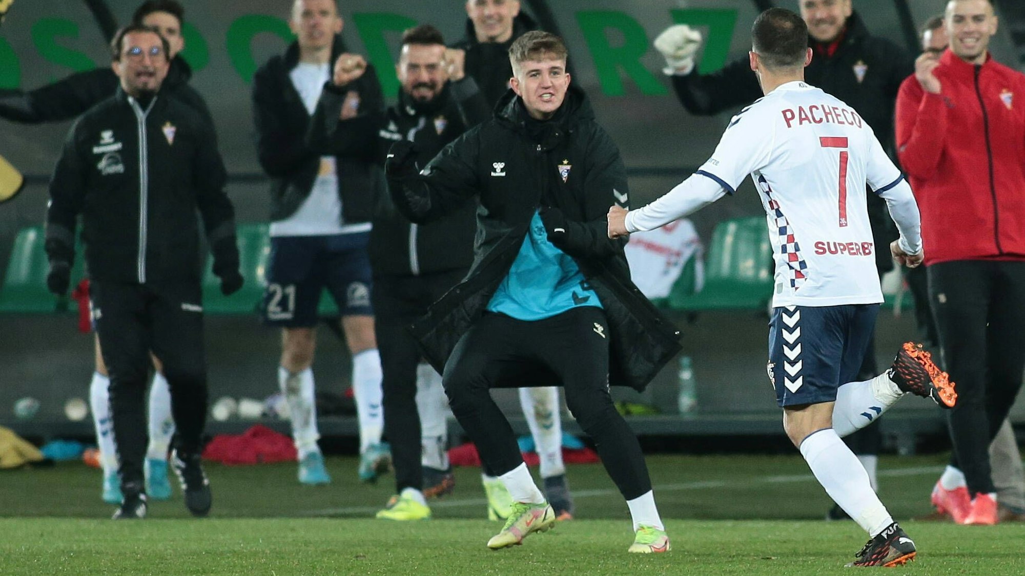 Dani Pacheco bejubelt beim Debüt für Gornik Zabrze im Spiel gegen Bruk-bet Termalika gleich seinen ersten Treffer für das Team um Lukas Podolski.