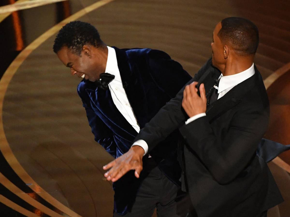 Will Smith (r.) verpasst Chris Rock live bei der Oscar-Verleihung in Los Angeles am 27. März 2022 eine schallende Ohrfeige.