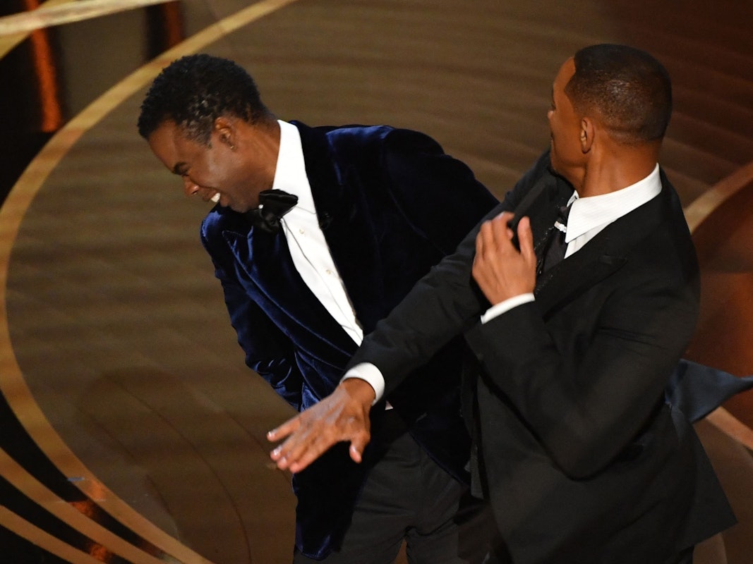 Will Smith (r.) verpasst Chris Rock live bei der Oscar-Verleihung in Los Angeles am 27. März 2022 eine schallende Ohrfeige.