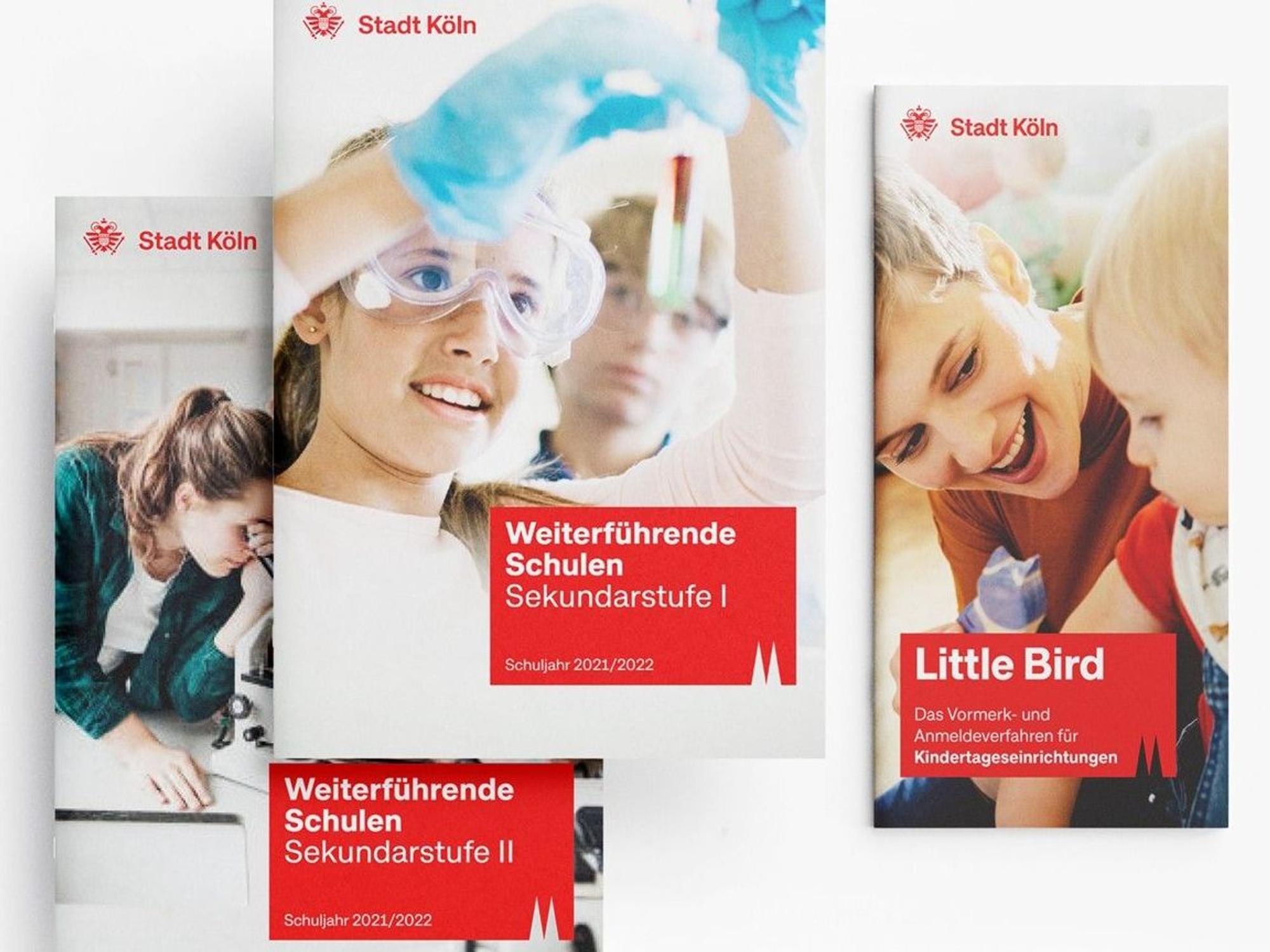 Das Foto zeigt Broschüren der Stadt Köln. Unter anderem mit dem neuen Logo.