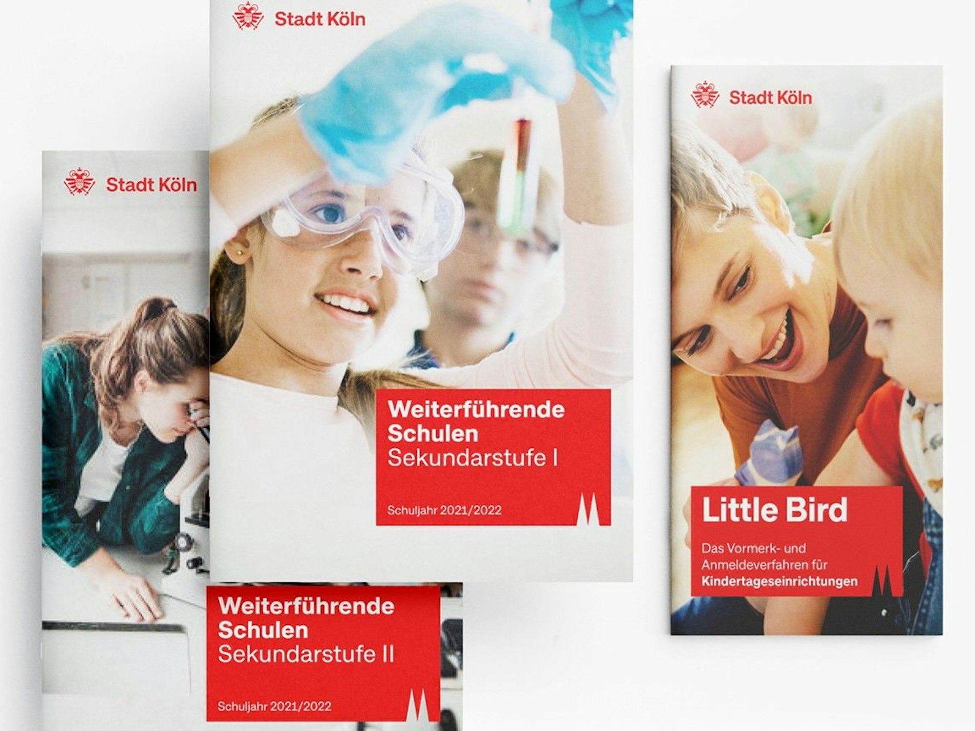 Das Foto zeigt Broschüren der Stadt Köln. Unter anderem mit dem neuen Logo.