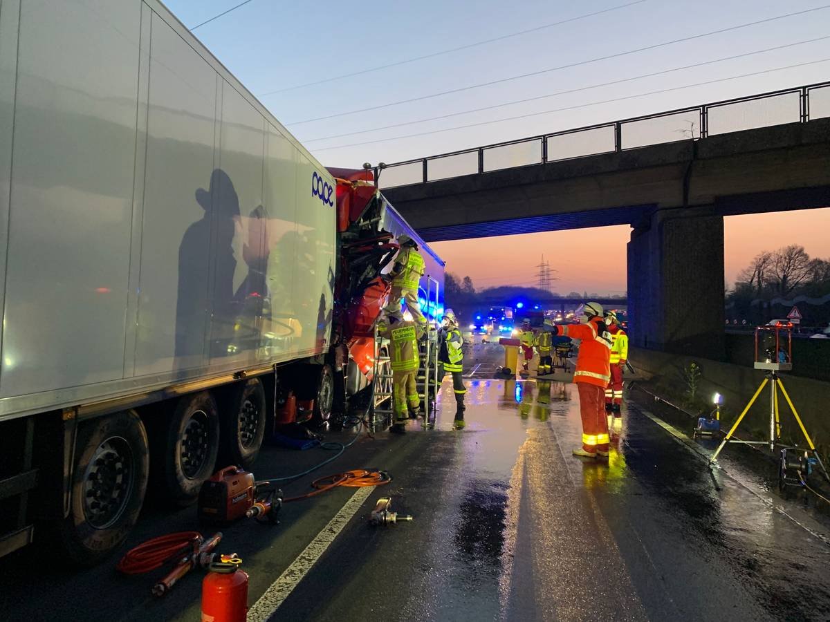 Feuerwehr und Polizei an einer Unfallstelle.