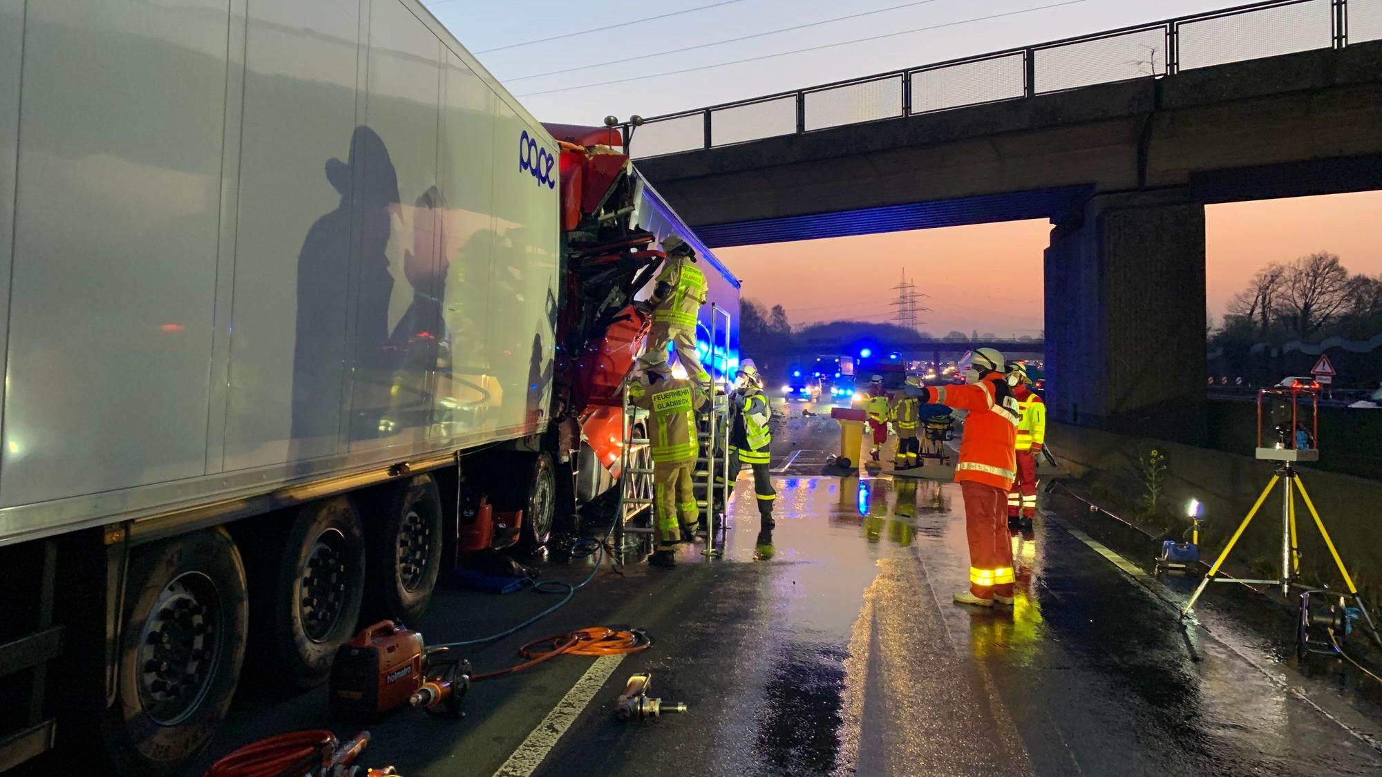Feuerwehr und Polizei an einer Unfallstelle.