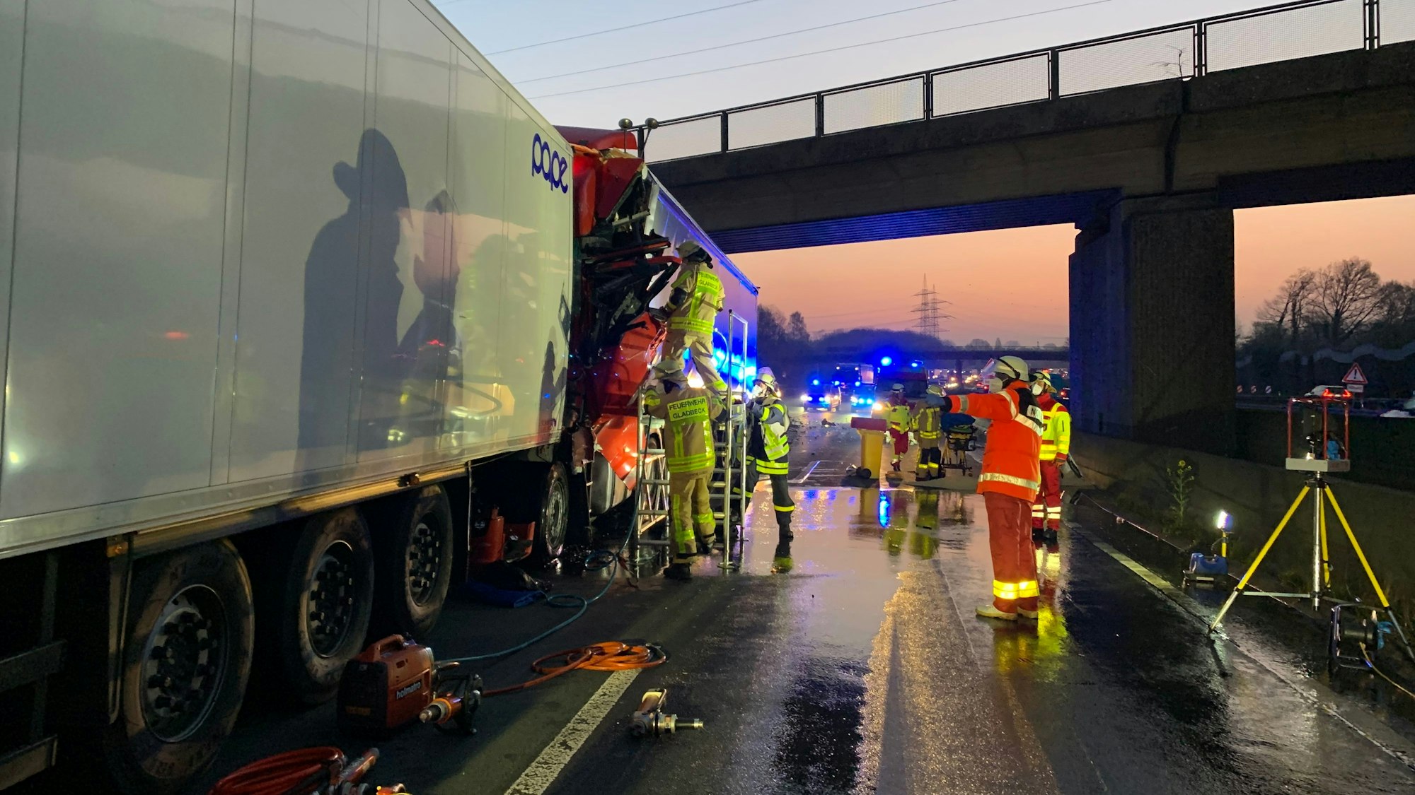Feuerwehr und Polizei an einer Unfallstelle.