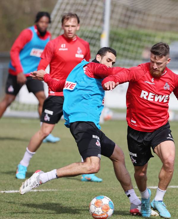 Ellyes Skhiri und Salih Özcan vom 1. FC Köln liefern sich einen Trainingszweikampf.