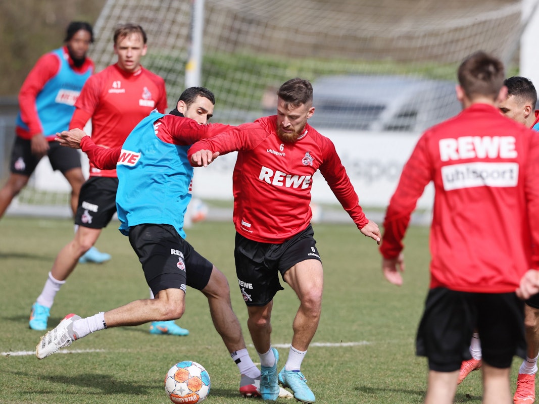 Ellyes Skhiri und Salih Özcan vom 1. FC Köln liefern sich einen Trainingszweikampf.