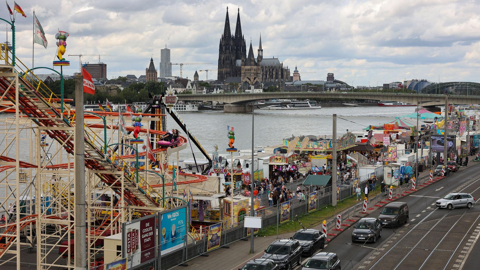 „Happy Colonia“ auf der Deutzer Werft in Köln. In diesem Jahr soll die Osterkirmes wieder normal stattfinden.