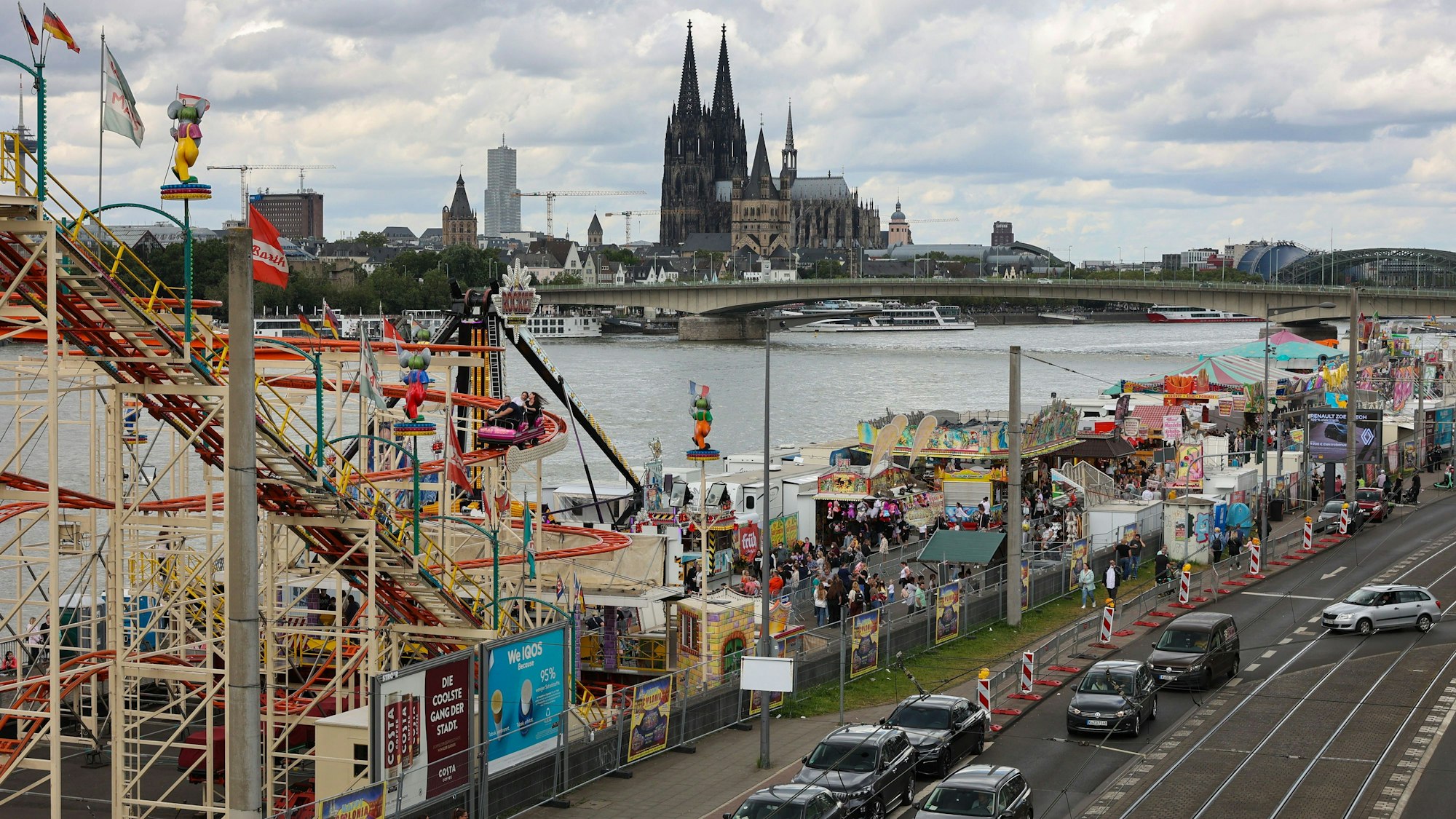 „Happy Colonia“ auf der Deutzer Werft in Köln. In diesem Jahr soll die Osterkirmes wieder normal stattfinden.