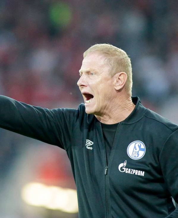 Torsten Fröhling (FC Schalke 04 U23) zeigt aufs Spielfeld und ruft.