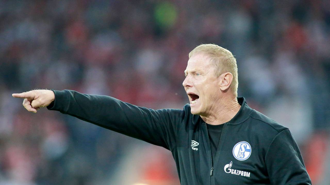 Torsten Fröhling (FC Schalke 04 U23) zeigt aufs Spielfeld und ruft.