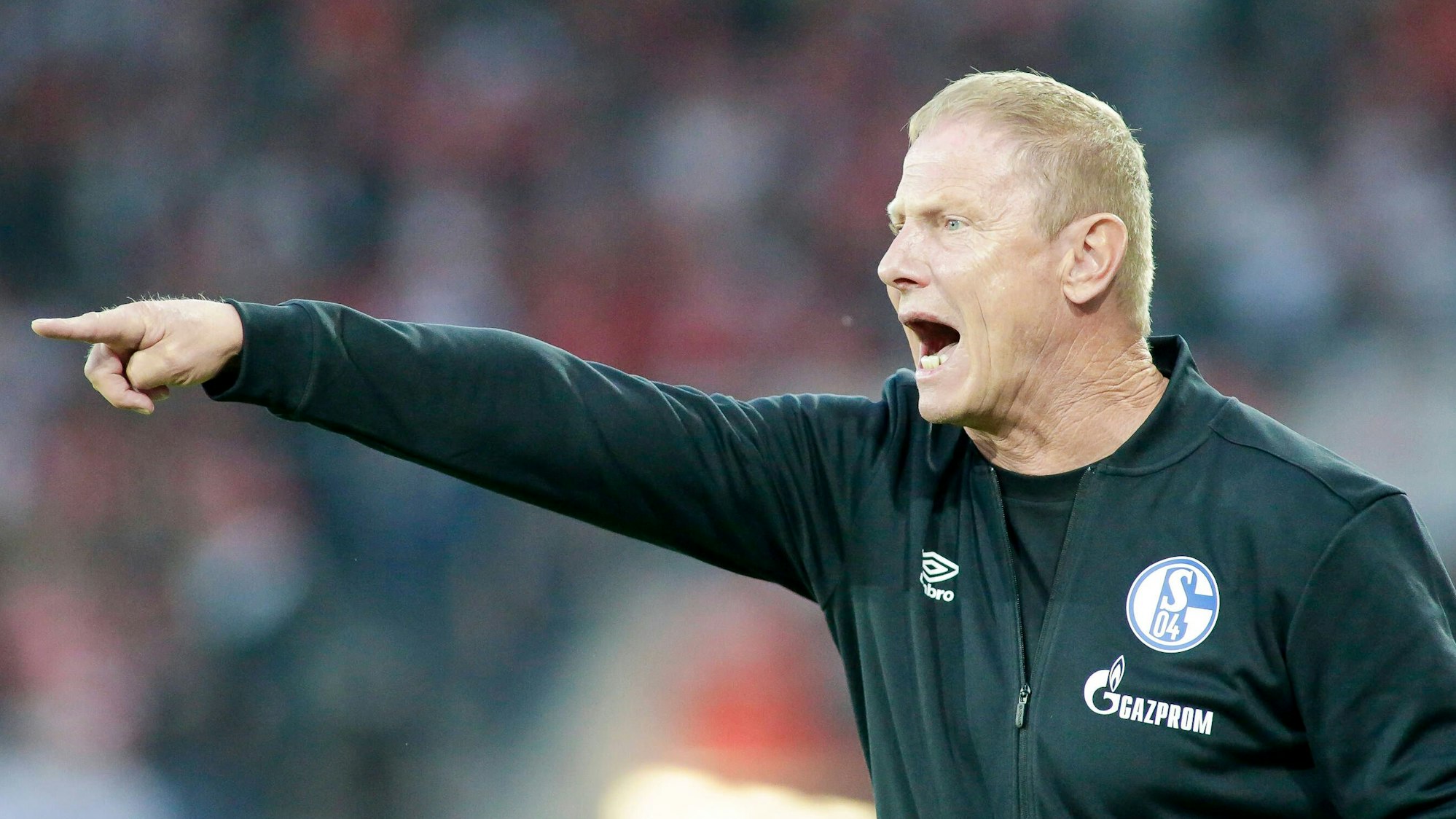 Torsten Fröhling (FC Schalke 04 U23) zeigt aufs Spielfeld und ruft.