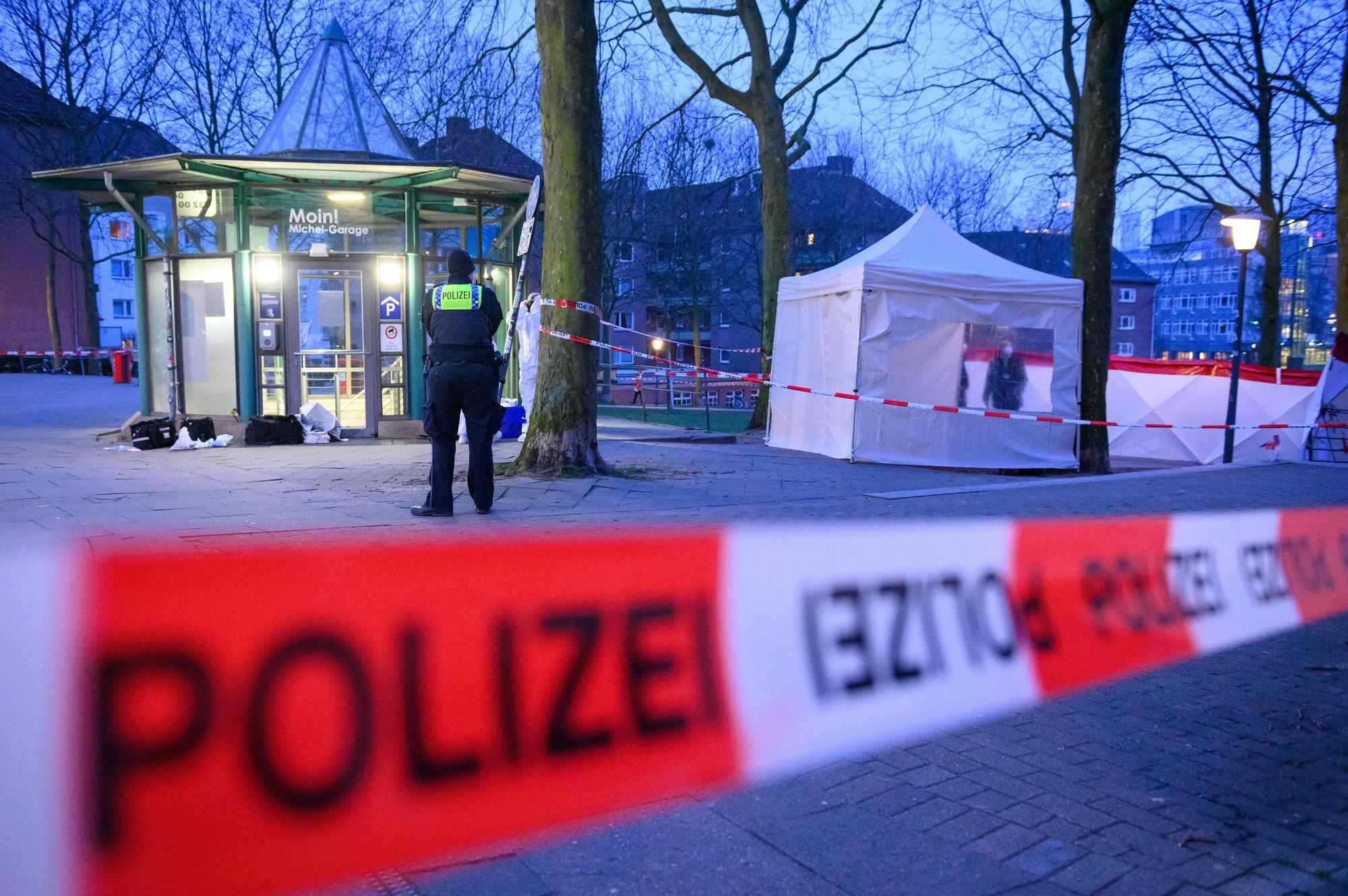 Ermittler stehen am frühen Morgen um den mit Flatterband und einem weißen Zelt abgesperrten Fundort.