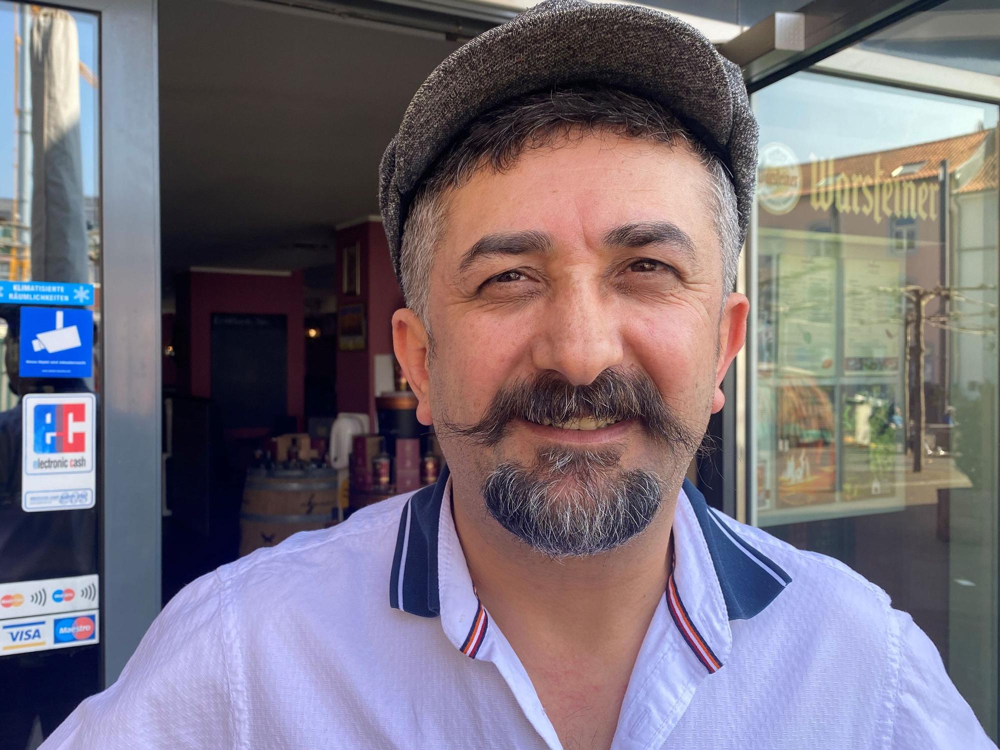 Der Eschweiler Gastronom Deniz Tugcu am 26. März 2022 vor seinem Lokal „Yakamoz“.