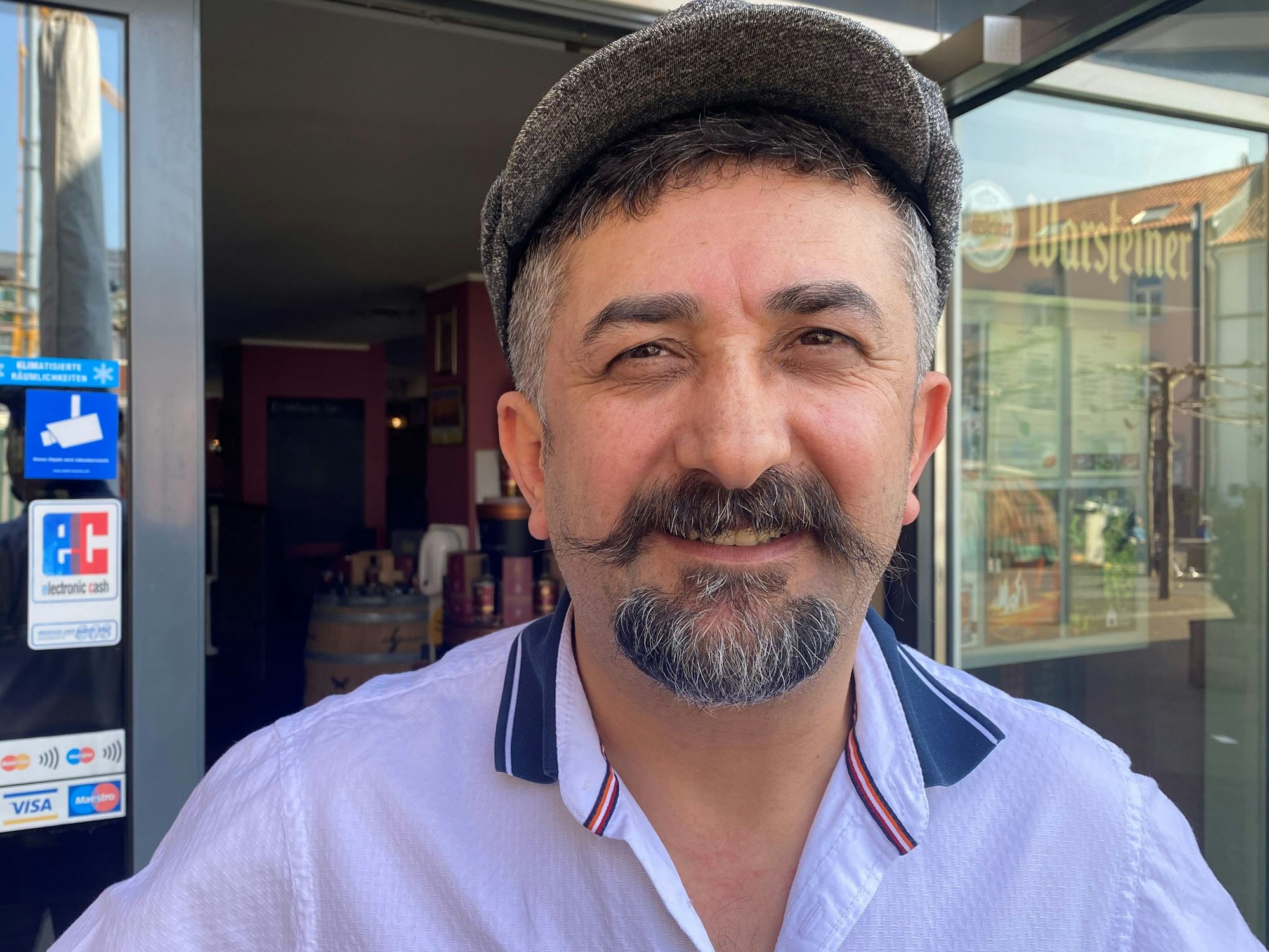 Der Eschweiler Gastronom Deniz Tugcu am 26. März 2022 vor seinem Lokal „Yakamoz“.