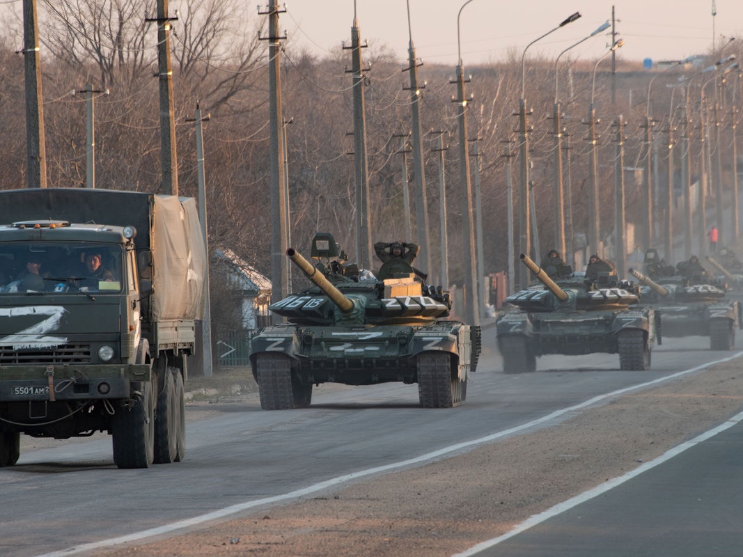 Eine Panzerkolonne mit dem aufgemalten Z-Symbol erstreckt sich in die Ferne.