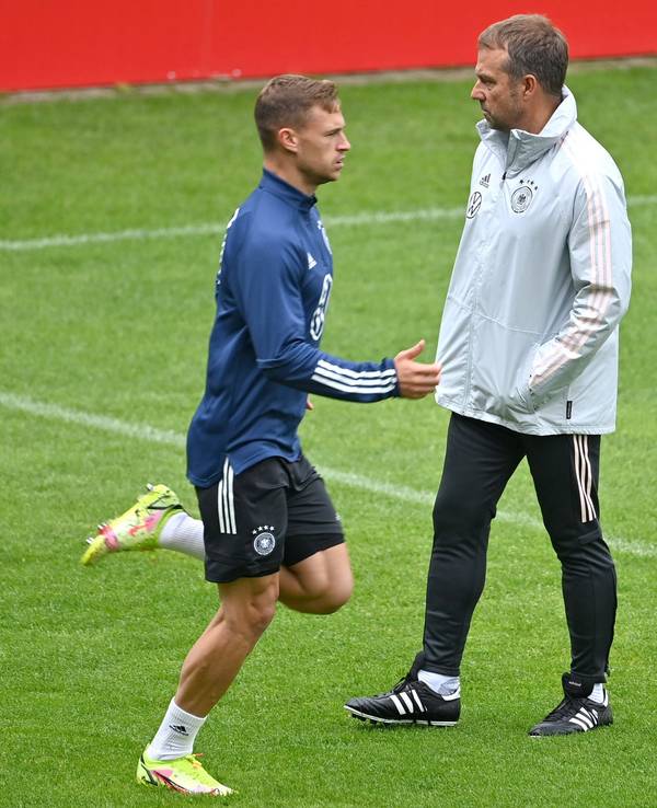 Hansi Flick spricht im DFB-Training mit Joshua Kimmich.