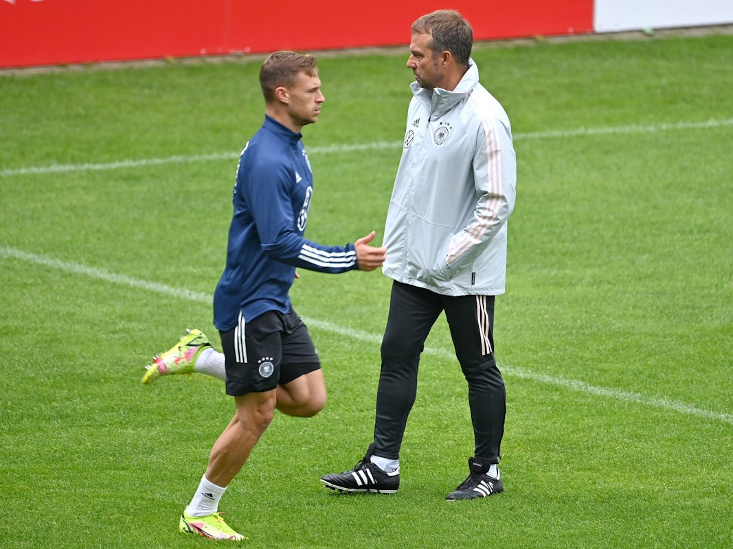 Hansi Flick spricht im DFB-Training mit Joshua Kimmich.
