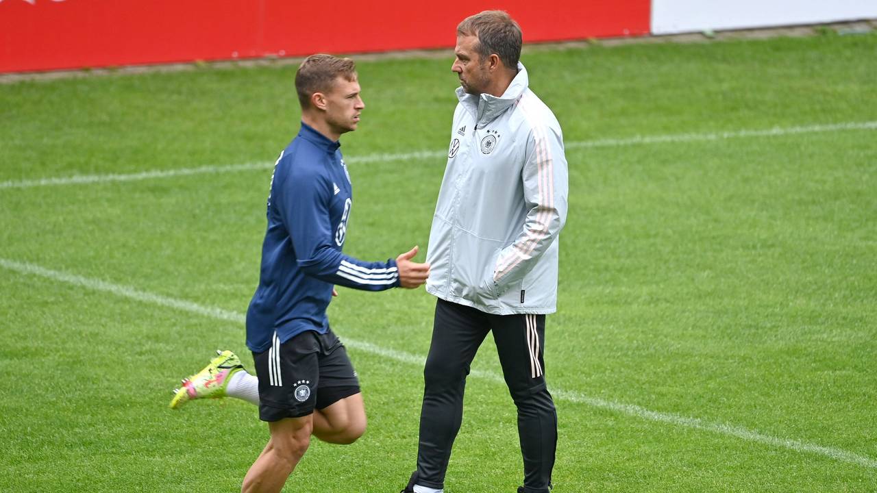 Hansi Flick spricht im DFB-Training mit Joshua Kimmich.