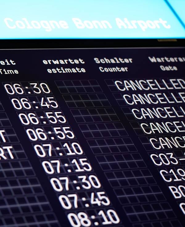 Eine Anzeigetafel auf dem Flughafen zeigt annullierte Flüge.