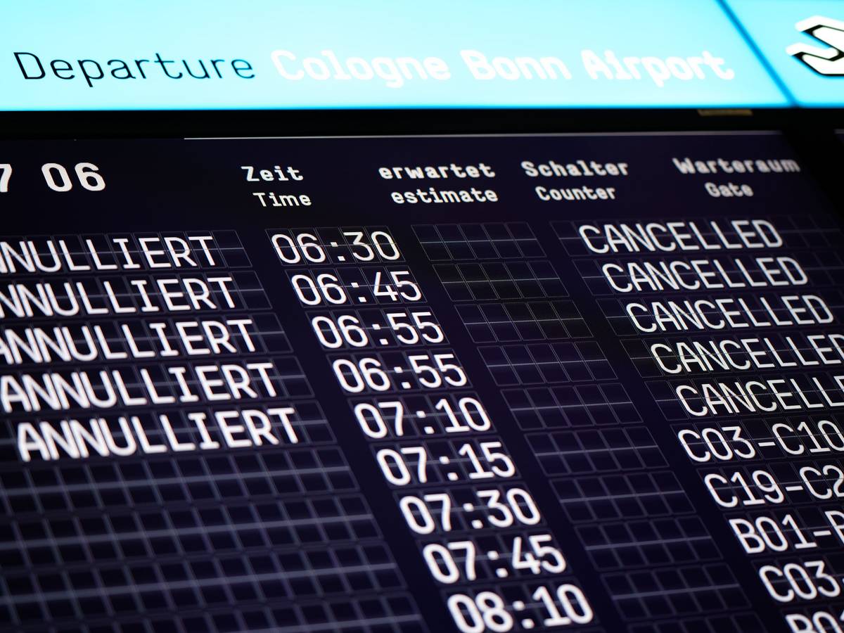 Eine Anzeigetafel auf dem Flughafen zeigt annullierte Flüge.