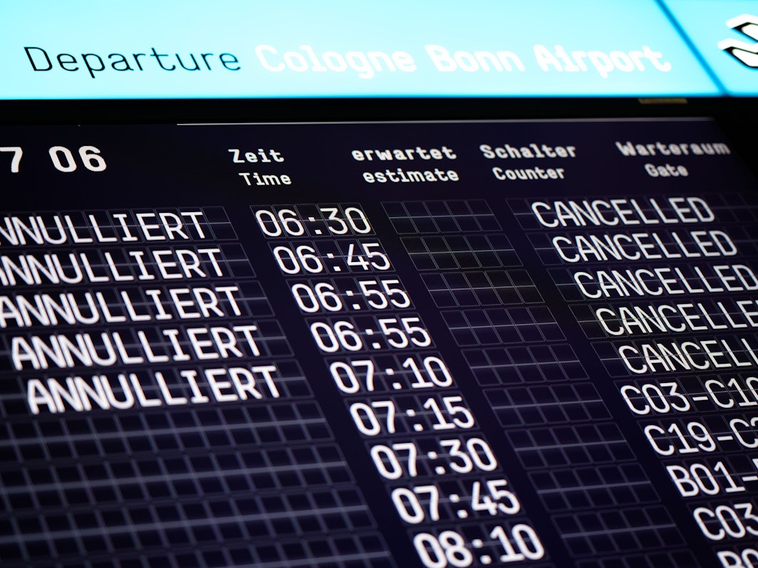 Eine Anzeigetafel auf dem Flughafen zeigt annullierte Flüge.