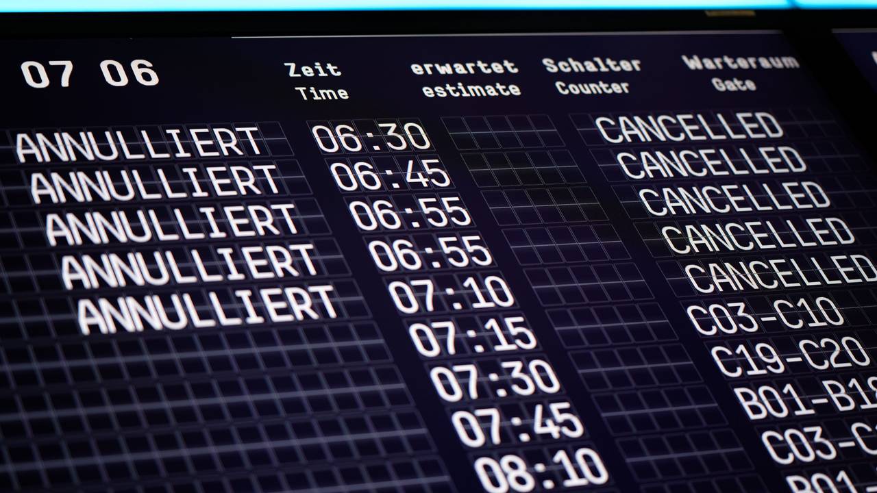 Eine Anzeigetafel auf dem Flughafen zeigt annullierte Flüge.
