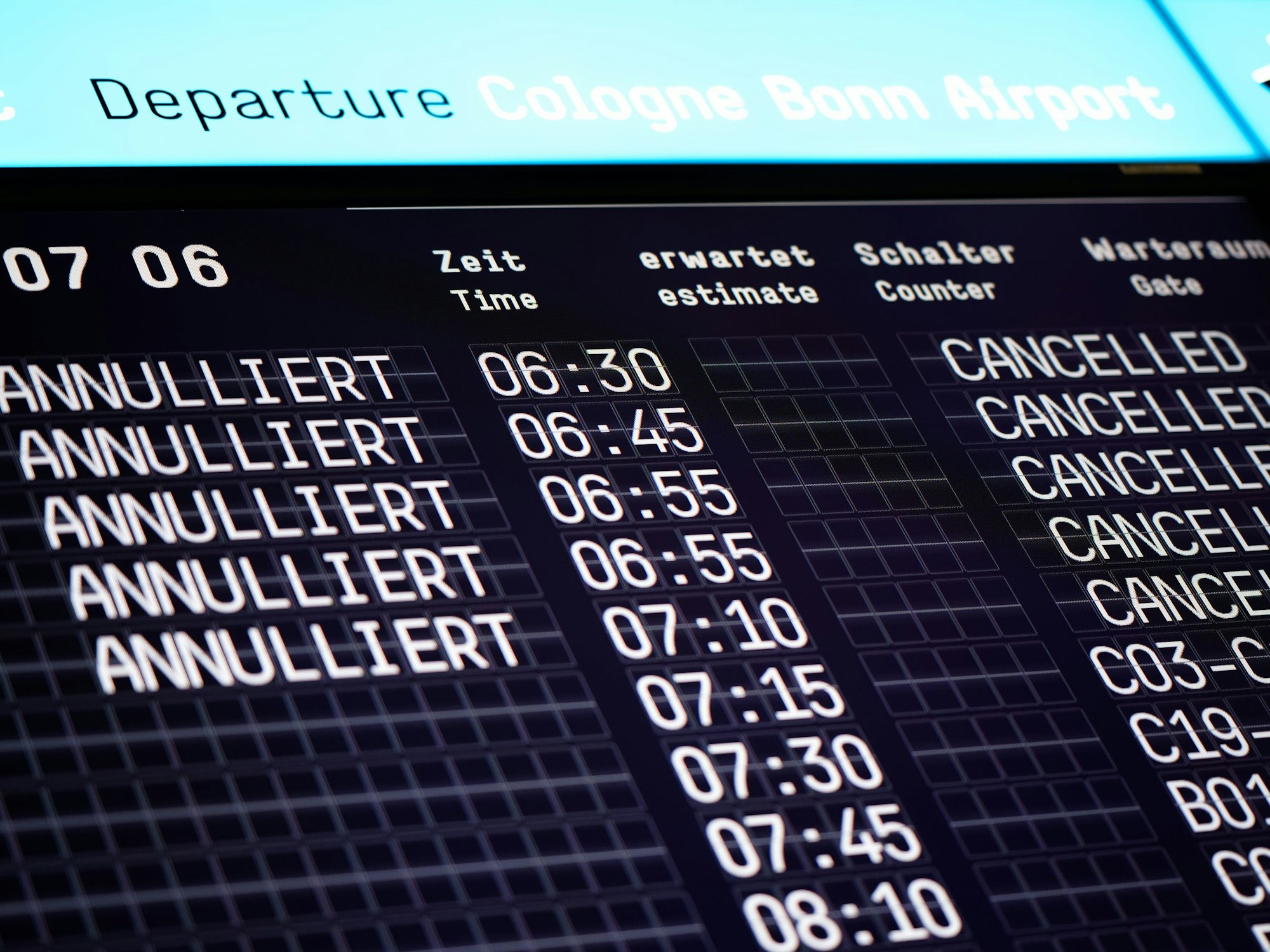 Eine Anzeigetafel auf dem Flughafen zeigt annullierte Flüge.