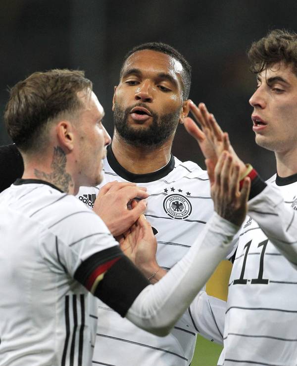 Kai Havertz feiert sein Tor gegen Israel mit David Raum und Jonathan Tah.