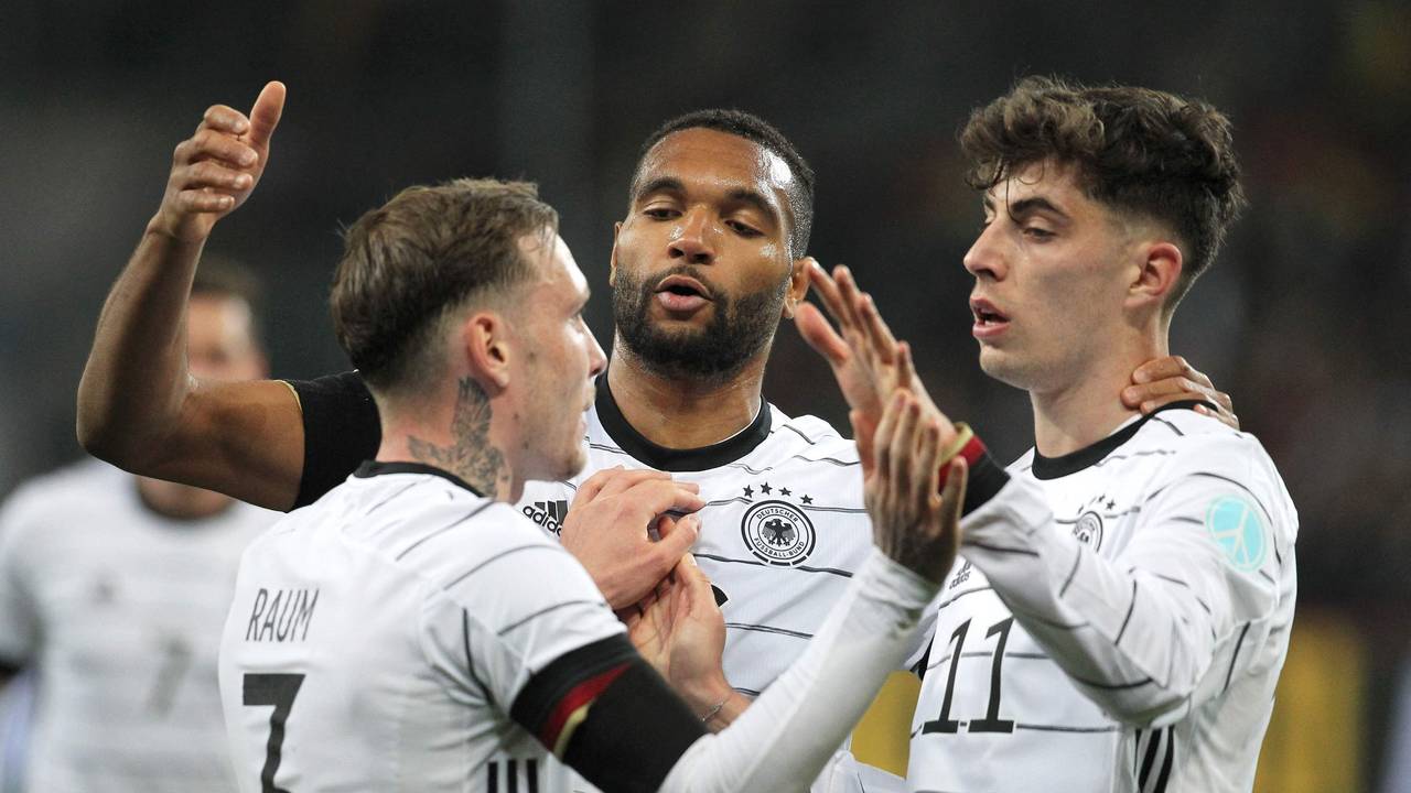 Kai Havertz feiert sein Tor gegen Israel mit David Raum und Jonathan Tah.