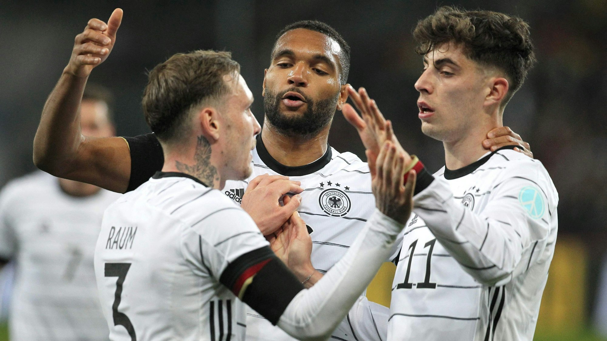 Kai Havertz feiert sein Tor gegen Israel mit David Raum und Jonathan Tah.