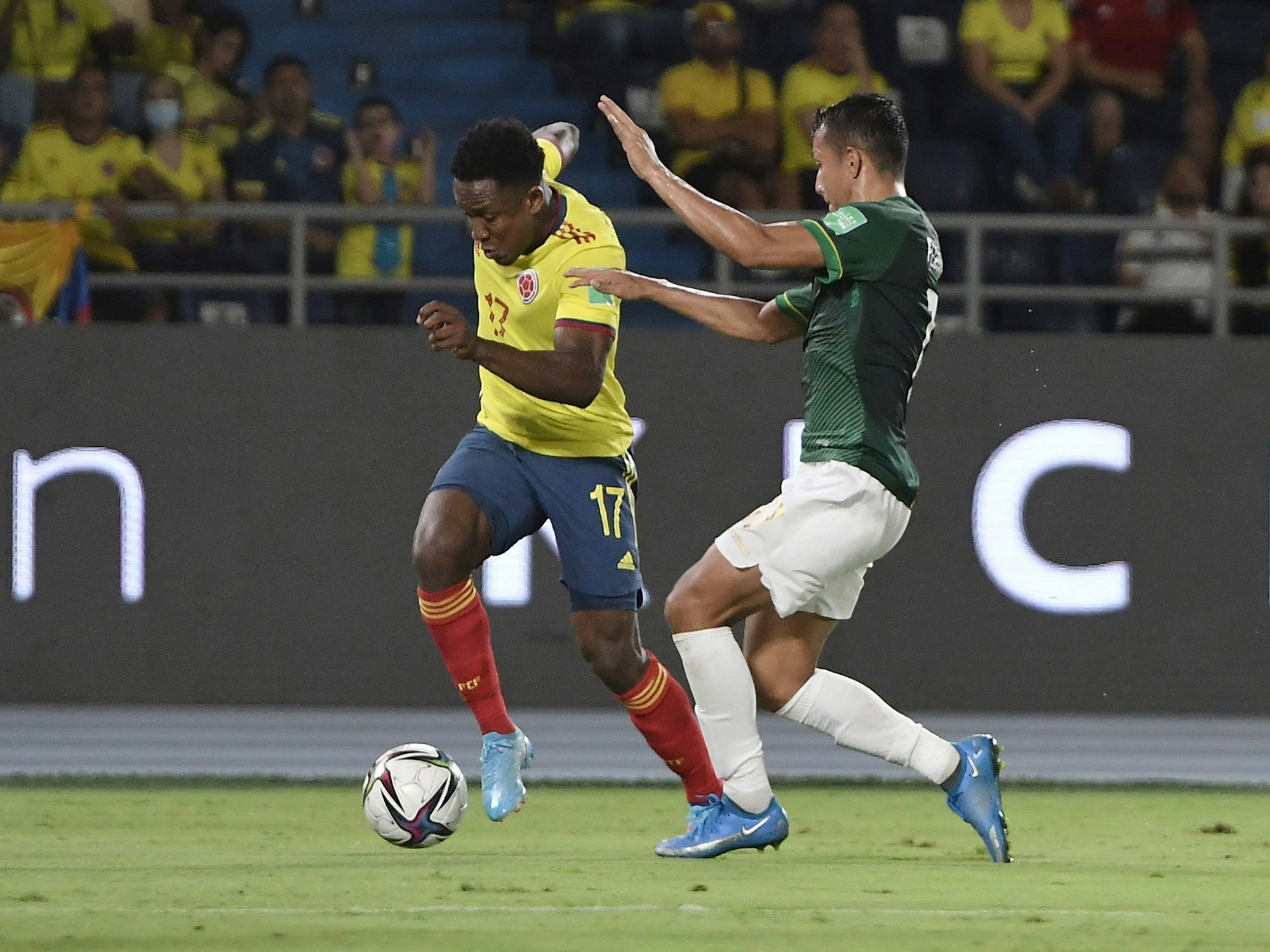 Luis Sinisterra geht im Länderspiel von Kolumbien ins Dribbling.