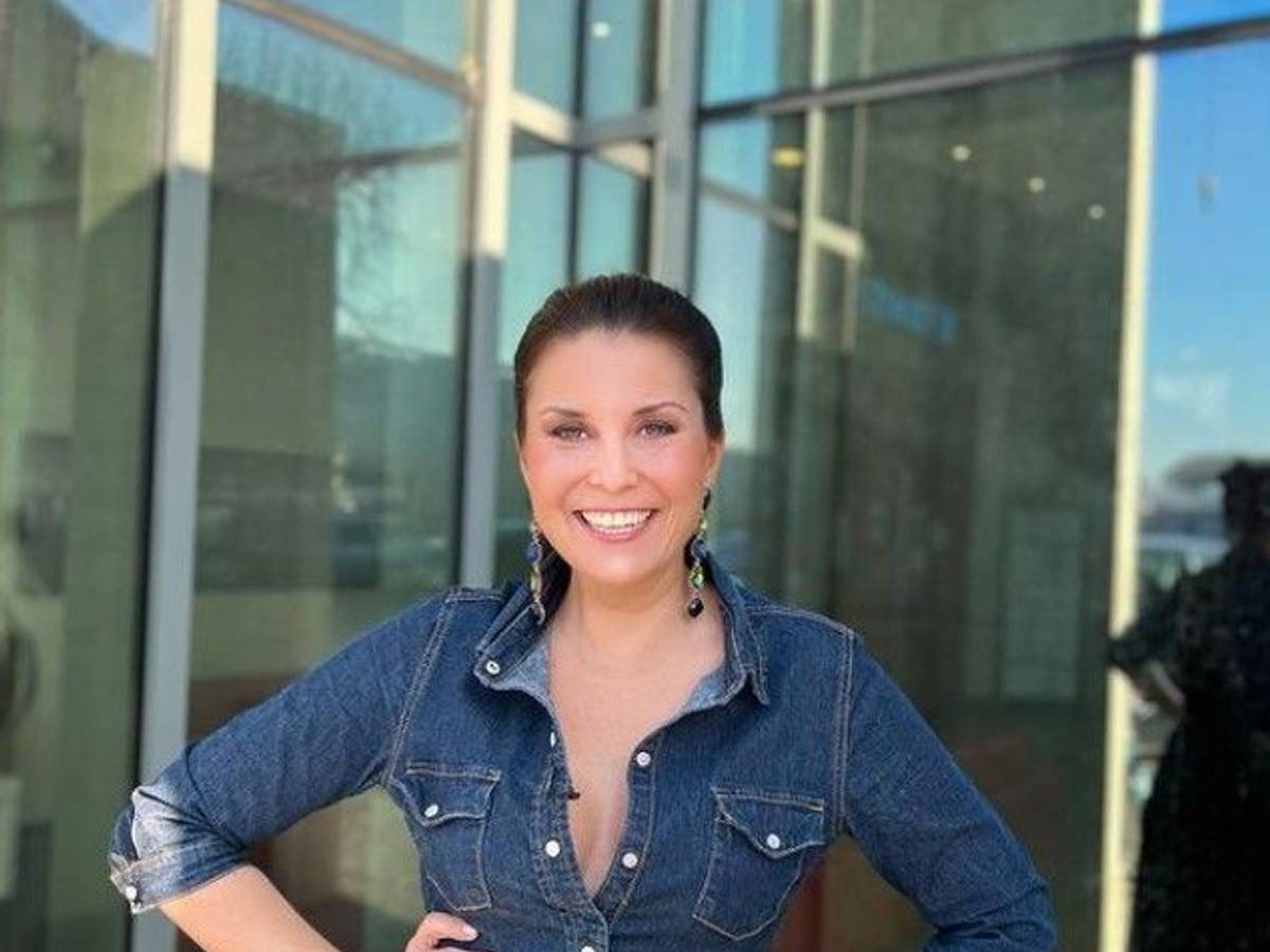 Sat.1-Moderatorin Vanessa Blumhagen präsentiert sich in einem Jeans-Outfit.