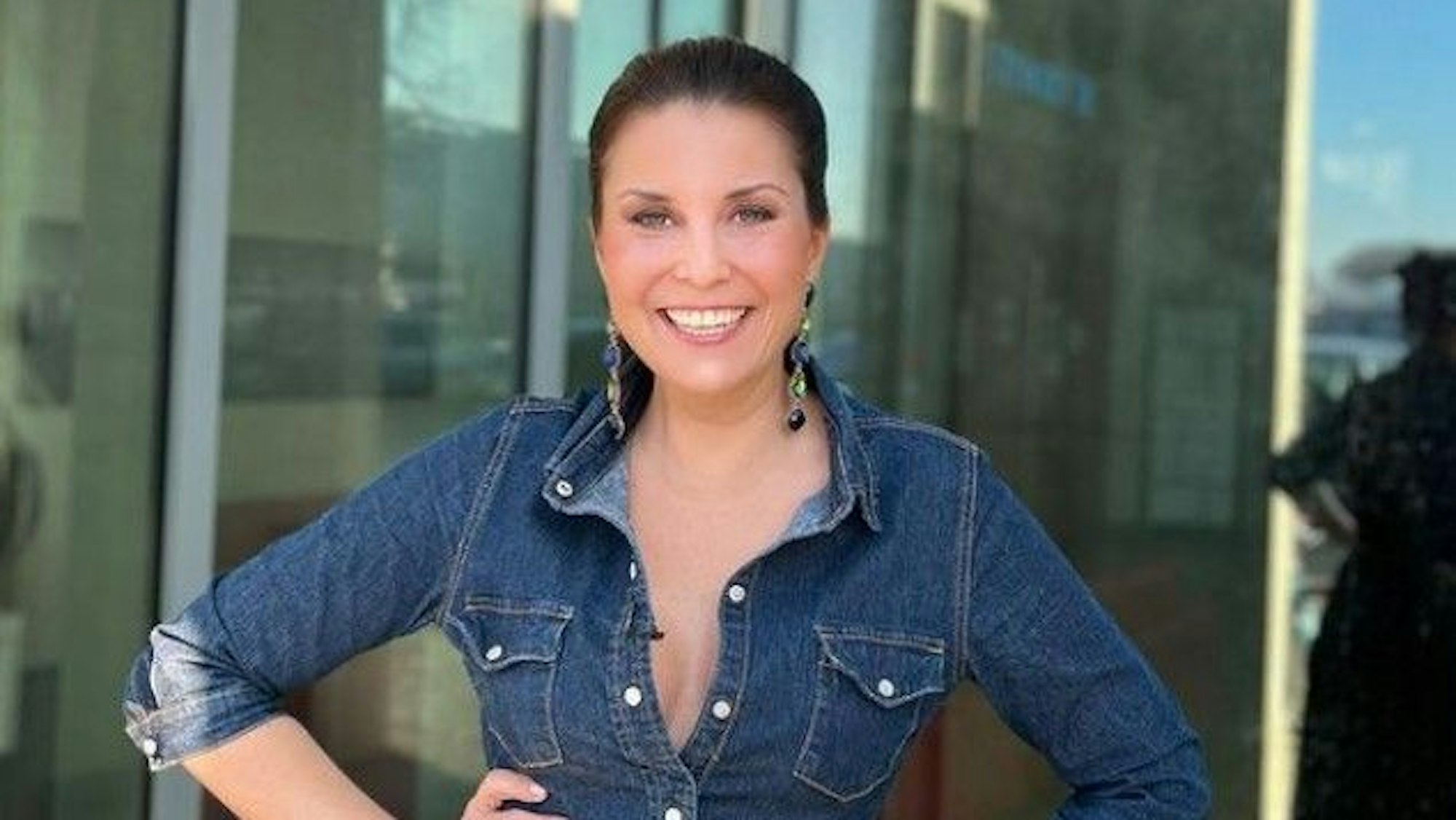 Mit ihrem farbenfrohen Outfit haut Vanessa Blumhagen, hier auf einem Instagram-Foto vom 10. März, ihre Fans vom Hocker.