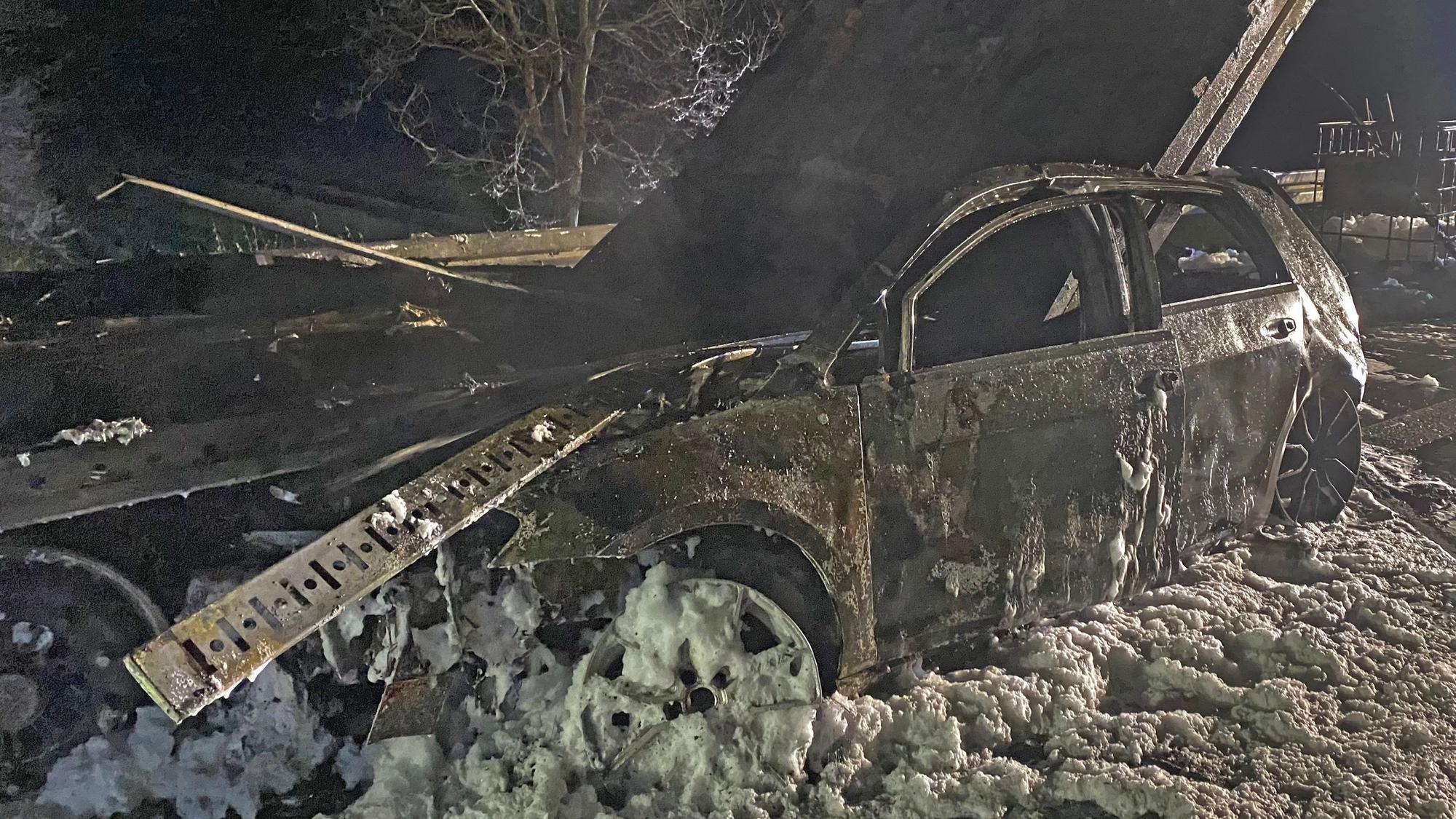 Ausgebranntes Auto nach Unfall auf der A31 in NRW.