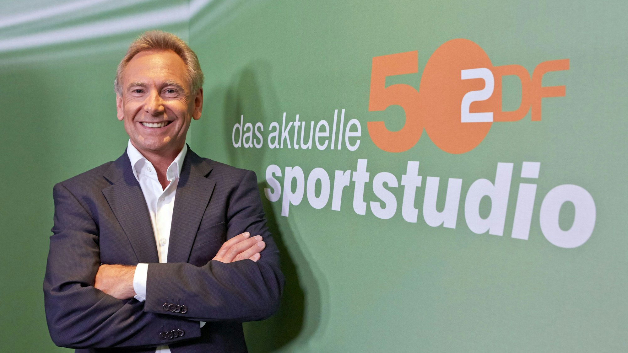 ZDF-Sportchef Dieter Gruschwitz posiert am 02.07.2013 in Hamburg während einer Pressekonferenz zum 50. Jubiläum der ZDF-Sendung «das aktuelle sportstudio».