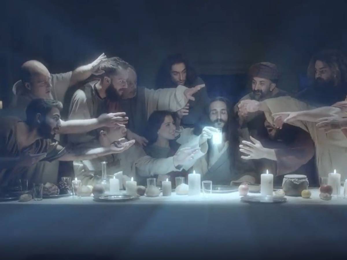 Jesus hat Wasser und den Raki gemischt und nimmt gleich einen Schluck des milchigen Getränks, das wie eine Erscheinung wirkt. Im Werbeclip ist neben den Jüngern auch eine Frau am Tisch.