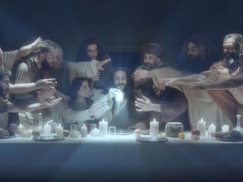 Jesus hat Wasser und den Raki gemischt und nimmt gleich einen Schluck des milchigen Getränks, das wie eine Erscheinung wirkt. Im Werbeclip ist neben den Jüngern auch eine Frau am Tisch.