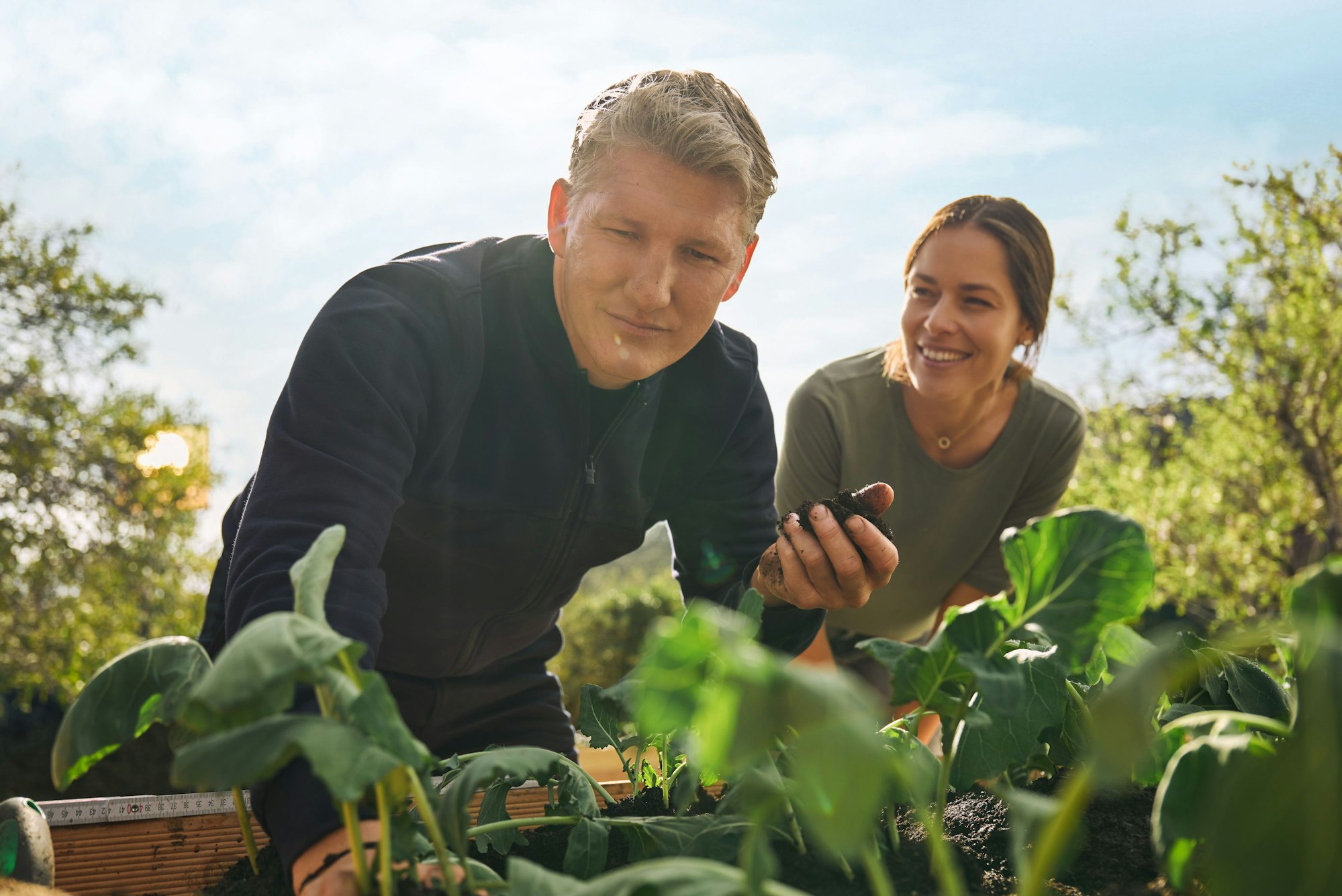 Bastian Schweinsteiger und Ana Ivanovic gärtnern für einen Werbe-Dreh mit der Baumgart-Kette Toom.