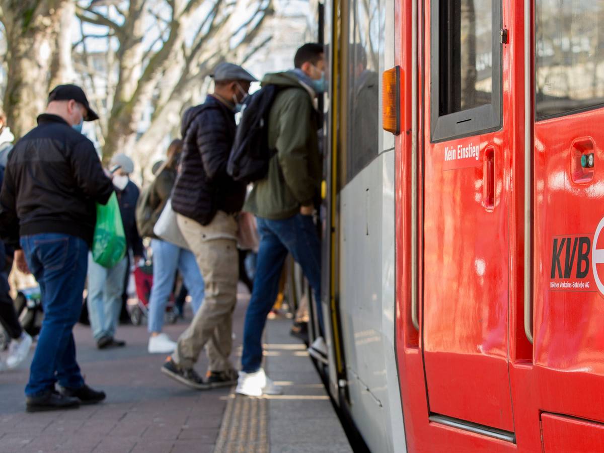 Menschen steigen in Köln in eine Bahn der KVB.