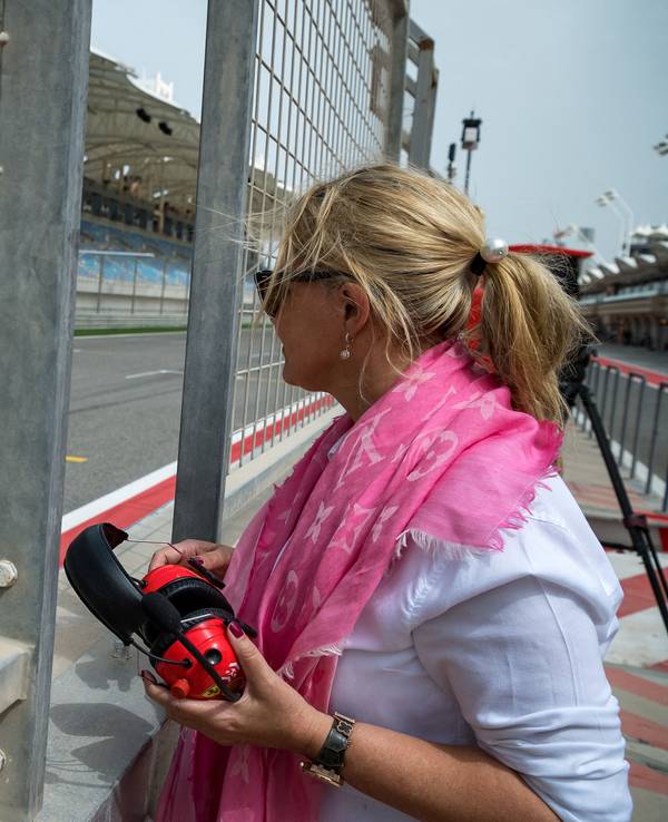 Corinna Schumacher verfolgt eine Testfahrt von Sohn Mick Schumacher im Ferrari aus nächster Nähe.