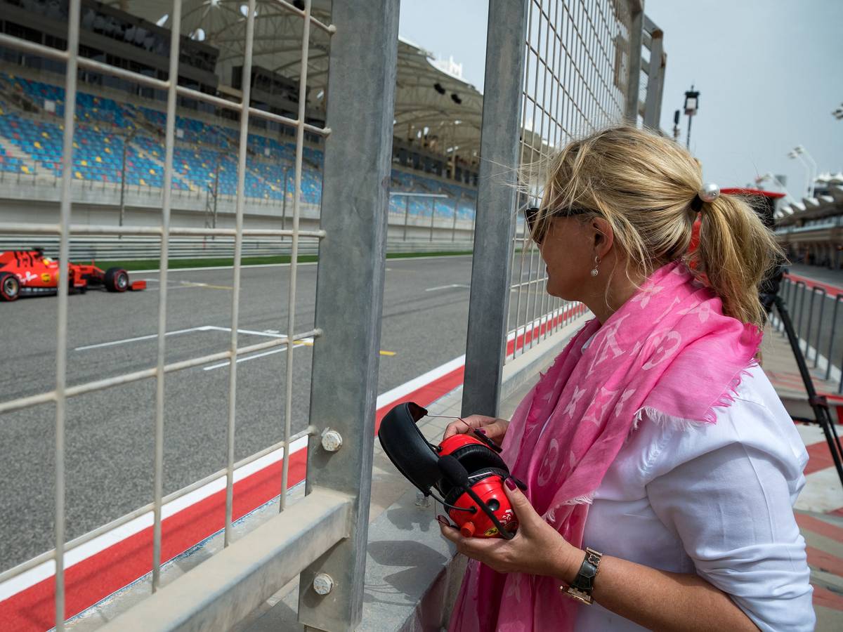 Corinna Schumacher verfolgt eine Testfahrt von Sohn Mick Schumacher im Ferrari aus nächster Nähe.